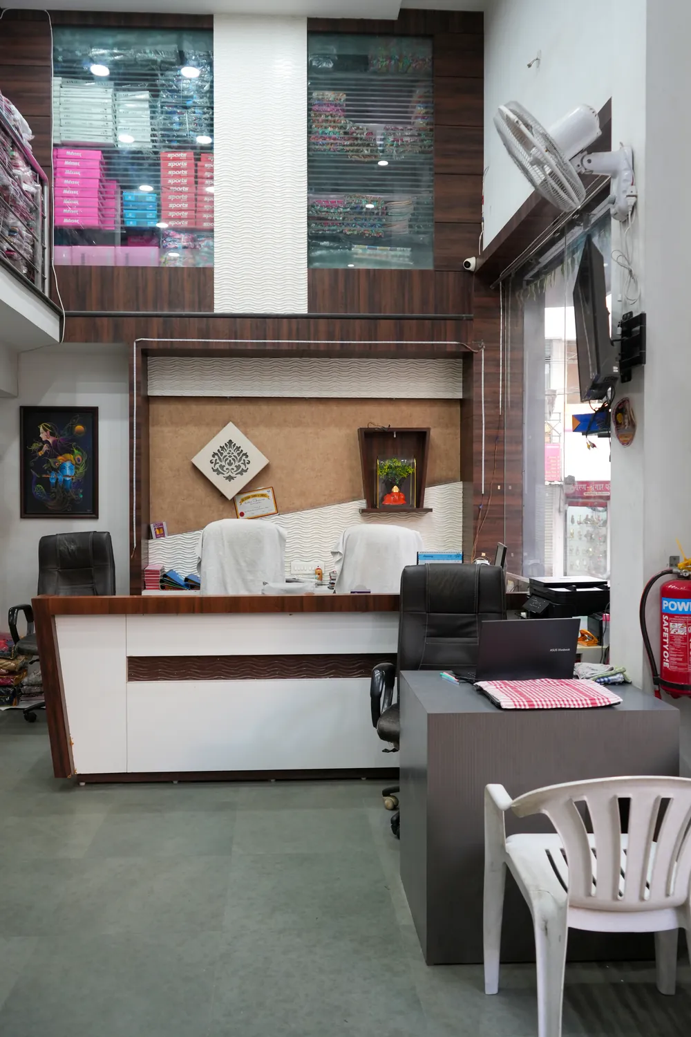 Apsara Textiles ki team aur counter